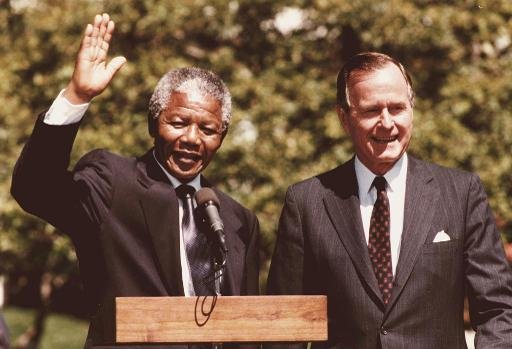 Bush père pleure la mort de Mandela... une gaffe de son porte-parole