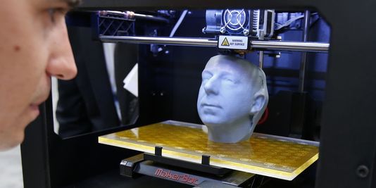Démonstration d'une imprimante 3D au CeBIT (Salon des technologies de l'information et de la bureautique), à Hanovre, en Allemagne, en mars dernier. | REUTERS/FABRIZIO BENSCH 