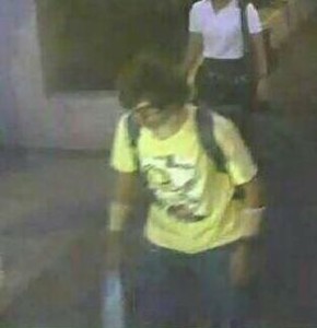 La police recherchait mardi un «suspect» identifié grâce aux images de vidéo-surveillance après «la pire attaque jamais» commise en Thaïlande d'après le chef de la junte au pouvoir, et qui a fait au moins 21 morts à Bangkok. / Photo: dr /Twitter 